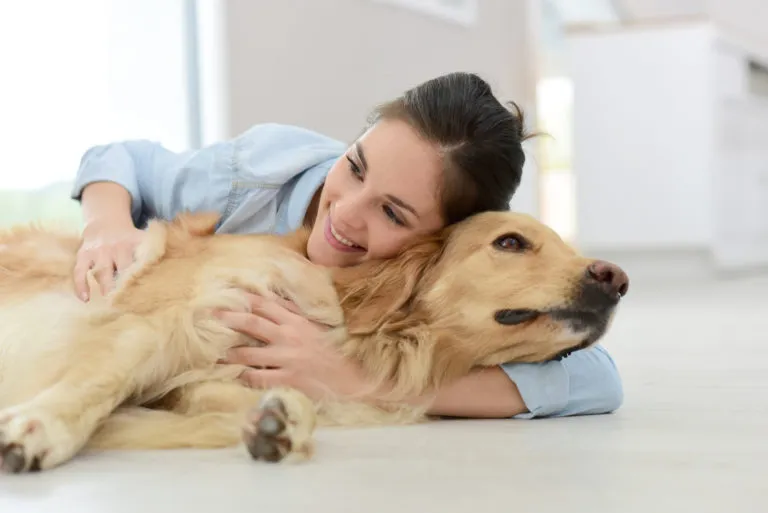 donna che accarezza il cane